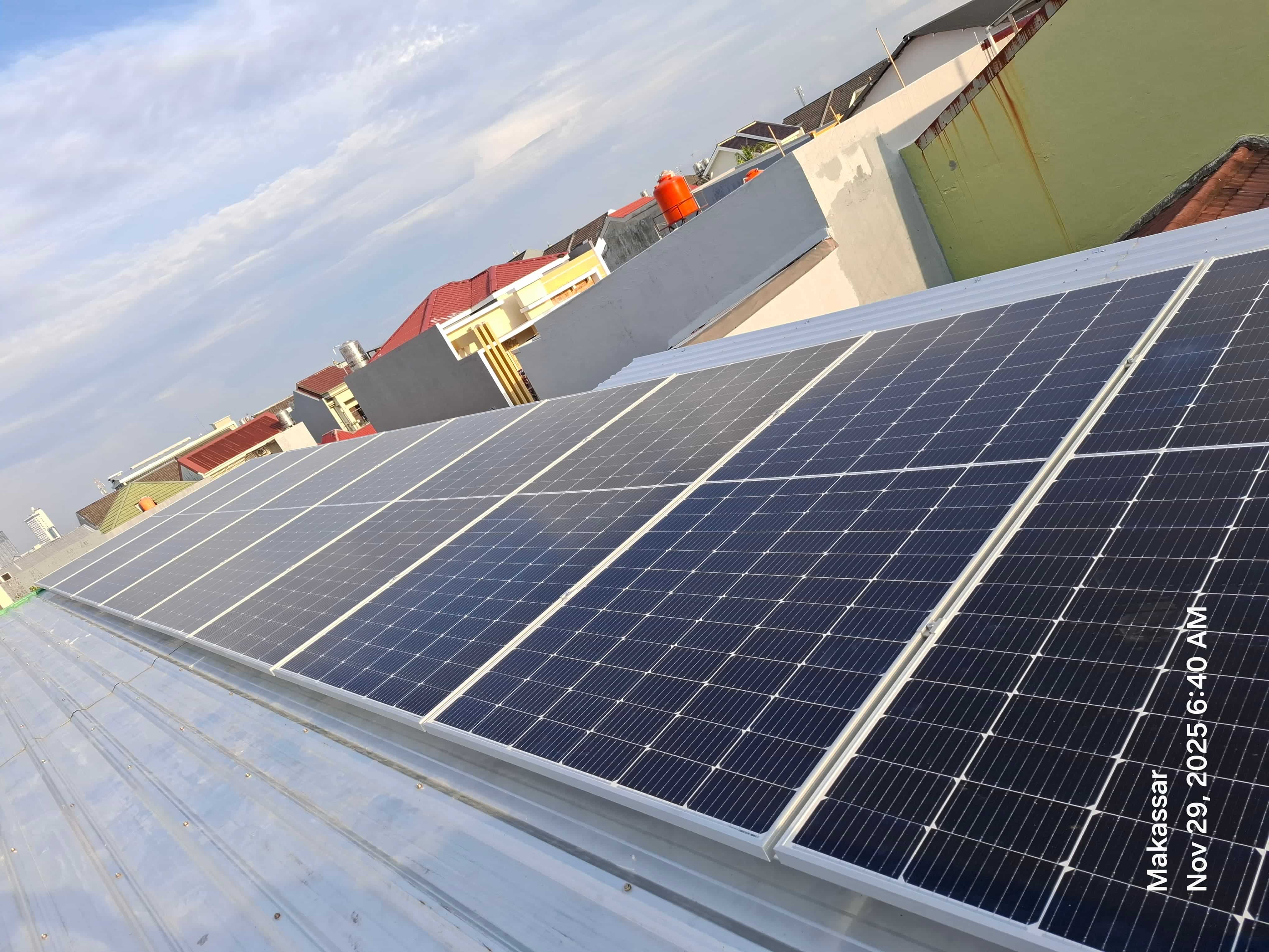 Pemasangan PLTS Hybrid Telco Energi Indonesia